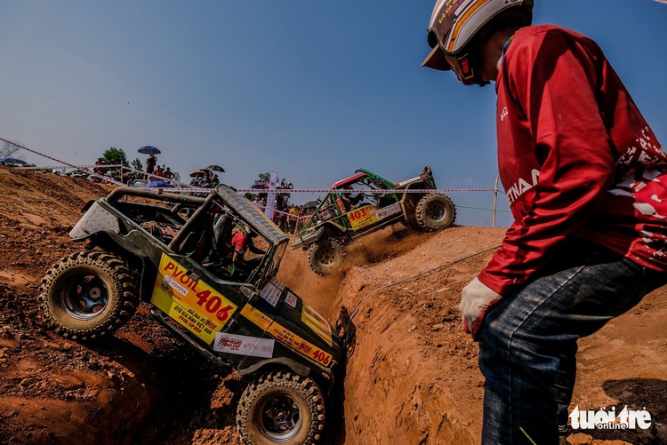 Terrain car racing tourney kicks off in Hanoi