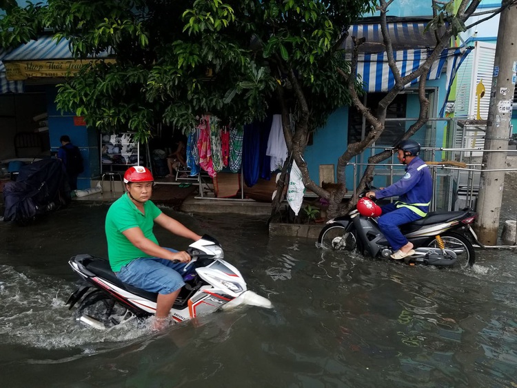 Historic tidal flooding turns lives upside down in Ho Chi Minh City