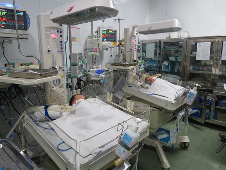 Ho Chi Minh City doctors successfully separate twin girls with conjoined livers