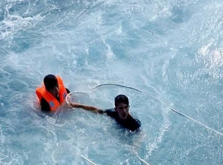 This Vietnamese fisherman sacrifices himself to rescue victims from sinking boat