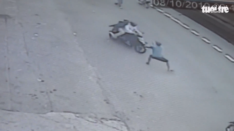 Man stabbed in chest after trying to stop robbers in Ho Chi Minh City