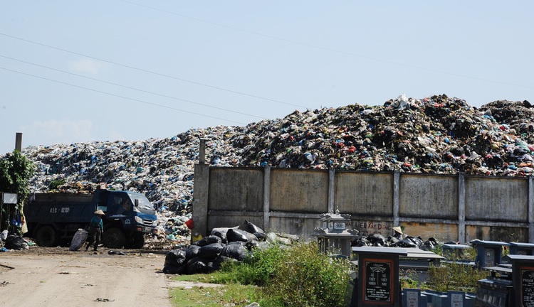Trash piles up in Vietnam’s Hoi An as residents block access to major landfill