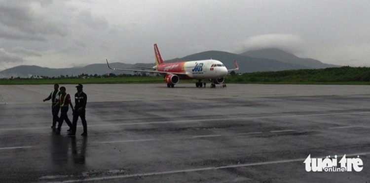 Hanoi woman fined for stealing life jacket from flight