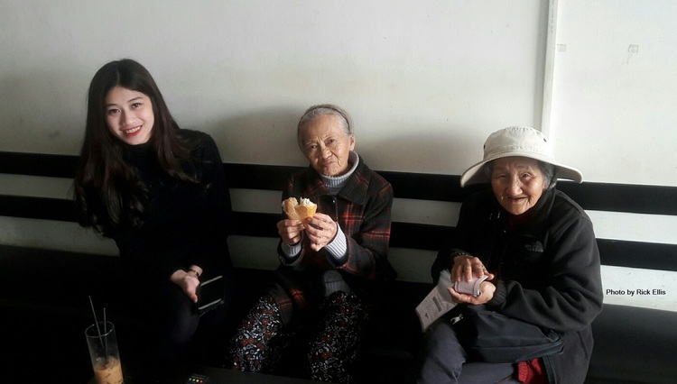 Strong bond between youth and elderly in Vietnam