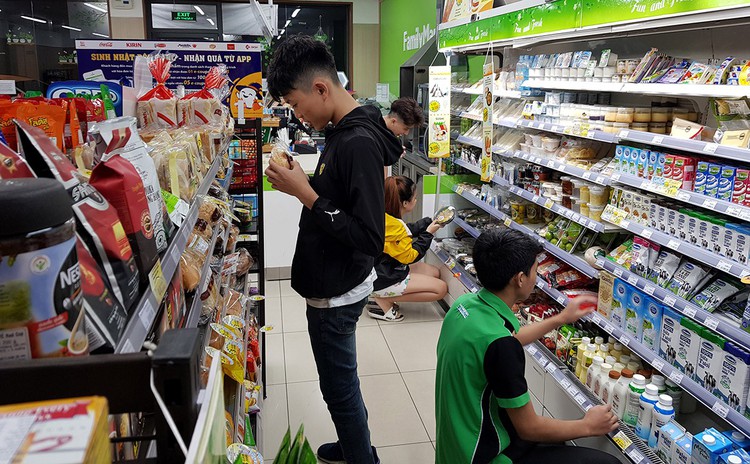 Life at night inside Ho Chi Minh City convenience stores