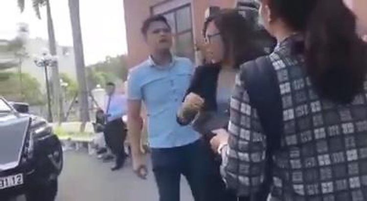Vietnam television suspends cameraman for insulting, hitting female colleague at court
