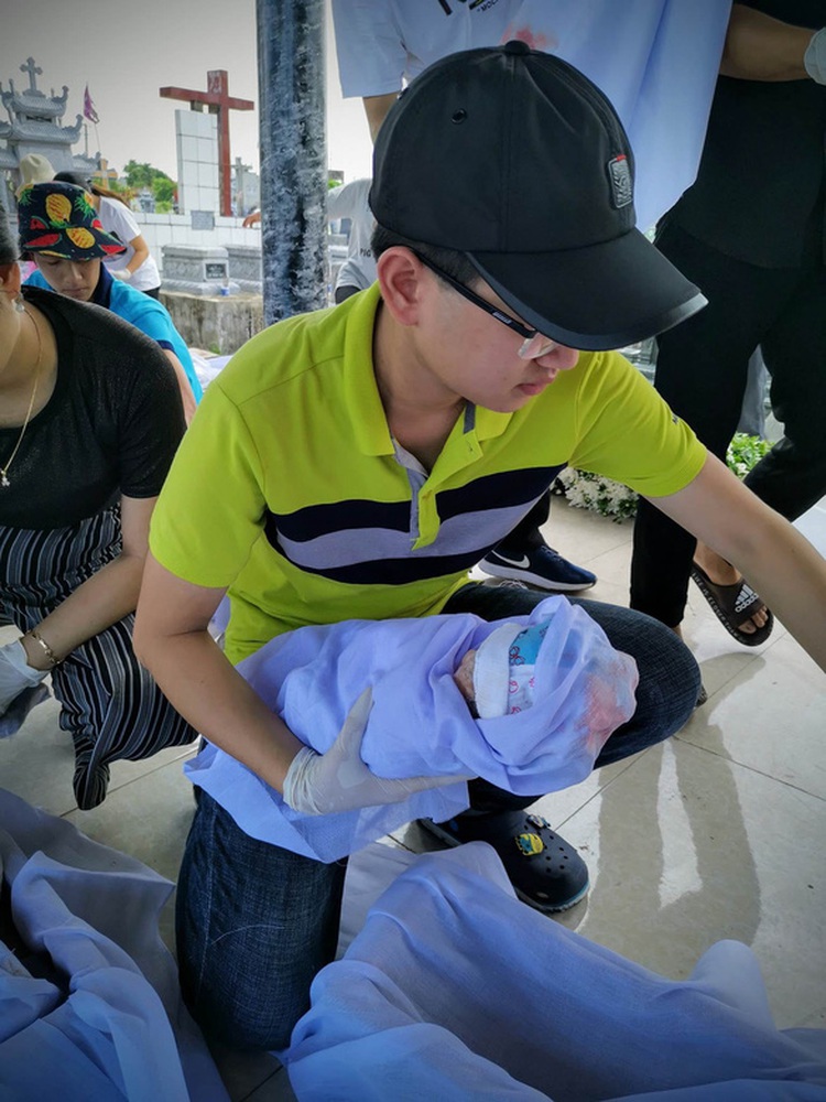 Young Vietnam man collects, holds burial service for aborted fetuses out of goodwill