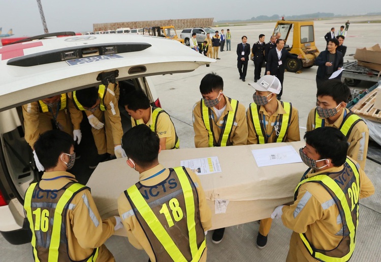Bodies of 16 Essex truck victims arrive in Hanoi