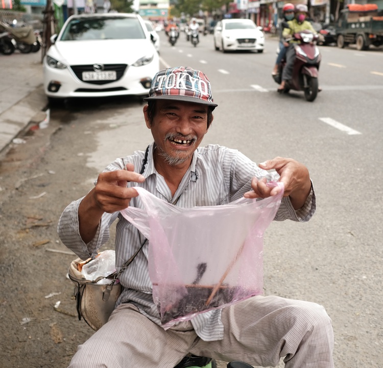 Da Nang man spends 10 years collecting tire-puncturing nails on custom-made wiggle car