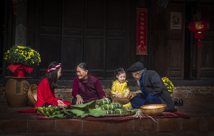 Museum exhibition displays best entries from family photo contest in Hanoi