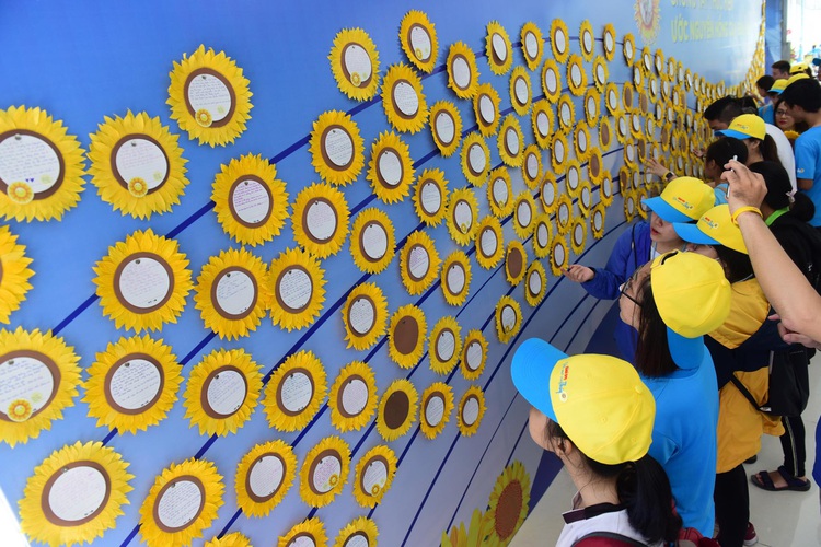 Tuoi Tre-backed Sunflower Festival fundraises $64,000 for children with cancer