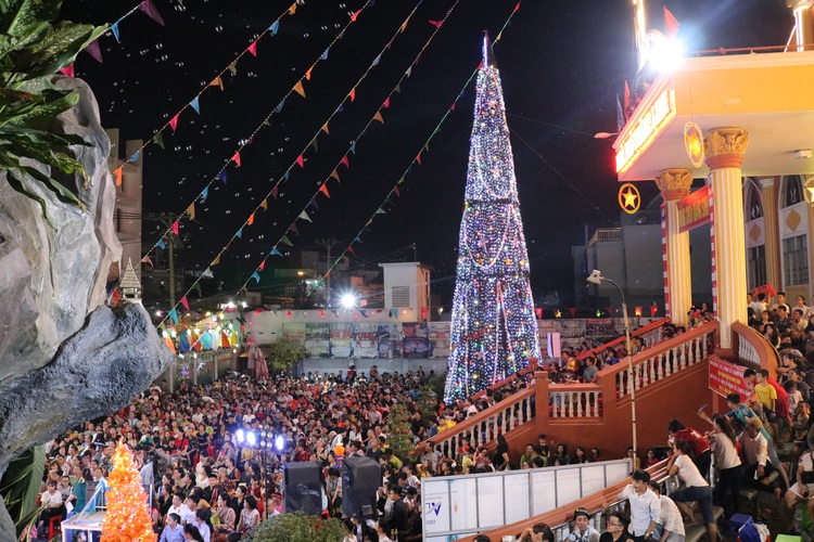 Ho Chi Minh City brightens with colorful Christmas decorations