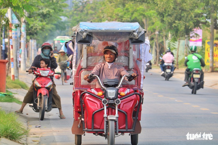 Ho Chi Minh City couple ‘sell’ $0 clothes to needy workers