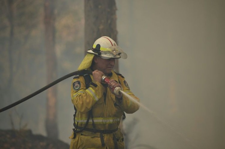 Military reservists called up as thousands flee Australian fires