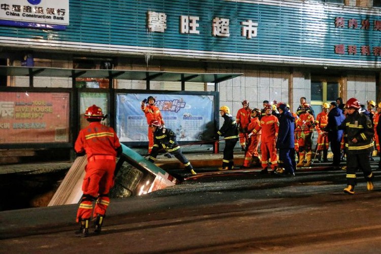 Huge sinkhole swallows bus, kills six in China