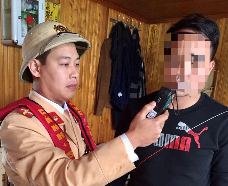 Two Vietnamese men fined for piloting boats under alcohol influence