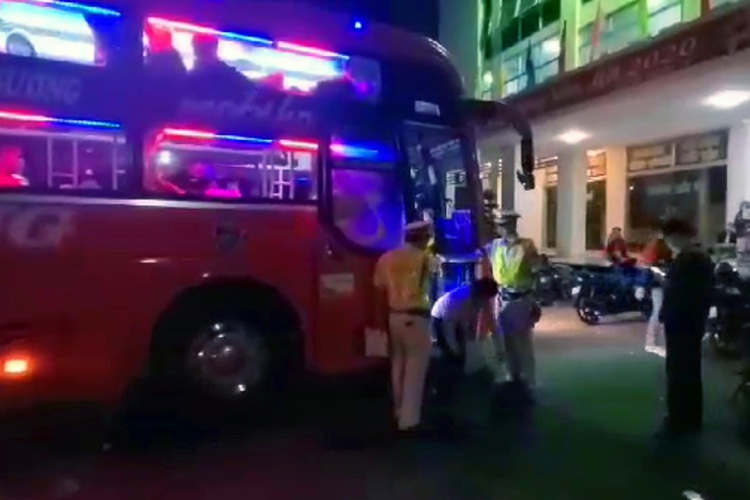 Sleeper bus carries twice its capacity in southern Vietnam