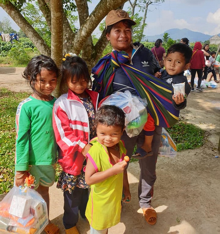 ‘Love Bus’ carries hope to needy children in rural Vietnam