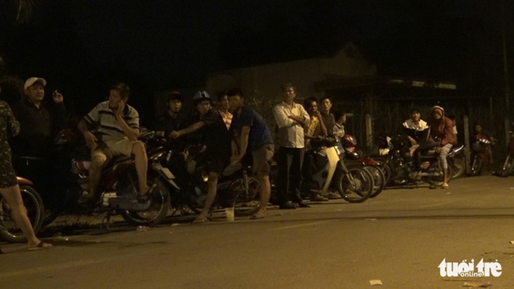 People assemble out of curiosity as police besiege gunman who shot five to death