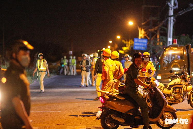 Vietnam police shoot down suspect accused of killing 5 with AK rifle