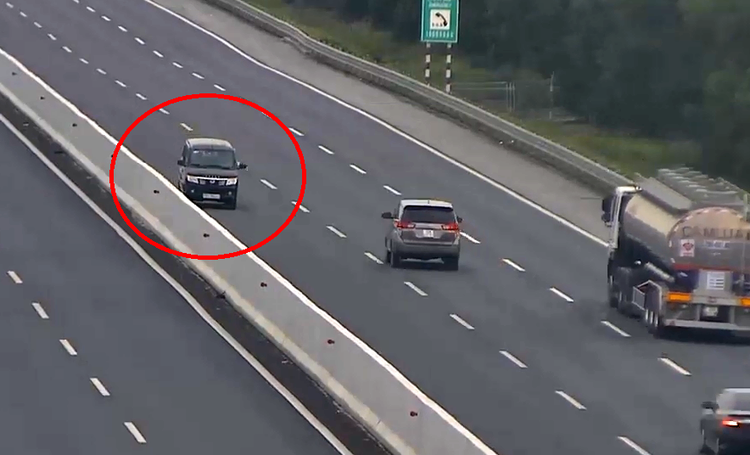 Driver fined $730 for wrong-way driving on northern Vietnam expressway