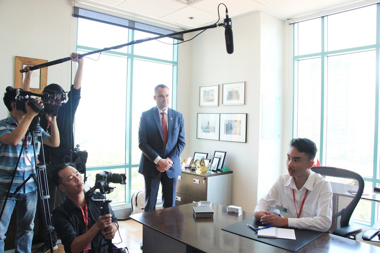Ninth grade Vietnamese boy spends day as Canada Consul General, discusses gender equality