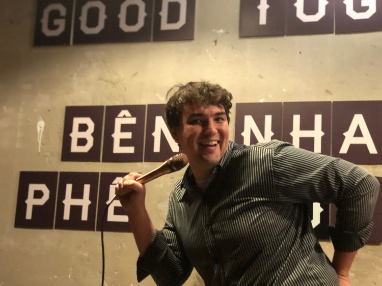 American spreads love for stand-up comedy in Vietnam