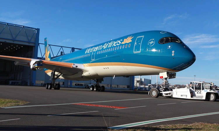 Five passengers entering Ho Chi Minh City after flying with COVID-19 patient located