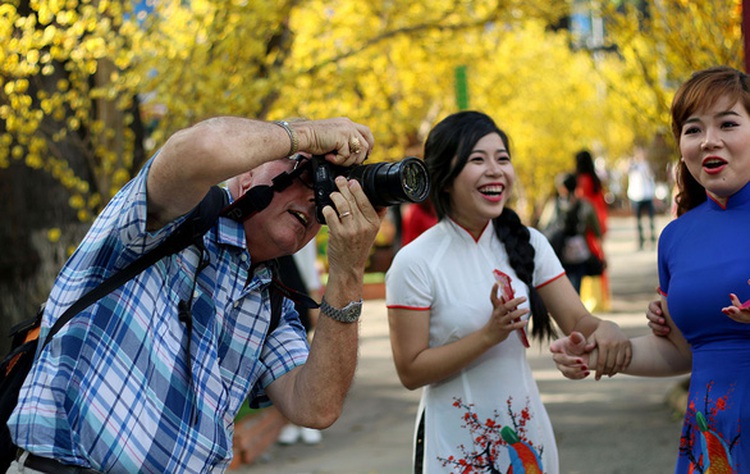 American retiree catalogs evolution of 'ao dai' for three decades