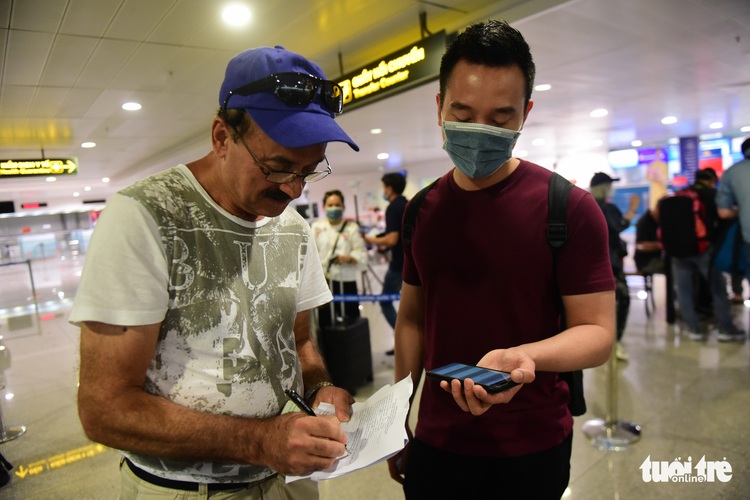 Health declaration requirement leads to endless lines at Ho Chi Minh City airport