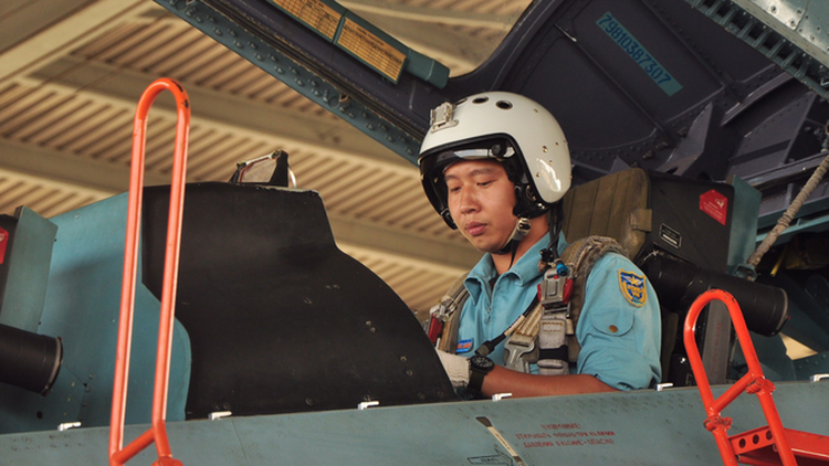 One of Vietnam’s youngest Su-30MK2 fighter pilots ready to sacrifice for country