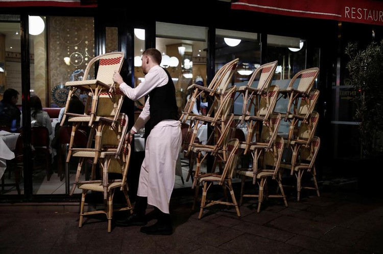France closes shops, restaurants, tells people to stay home