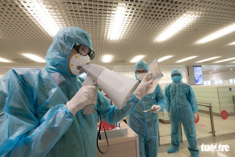 Health ministry scraps COVID-19 sampling at Hanoi airport over long waits