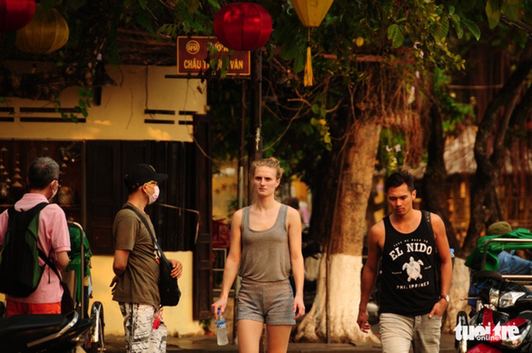 Foreigners’ disdain for face masks worries Vietnamese