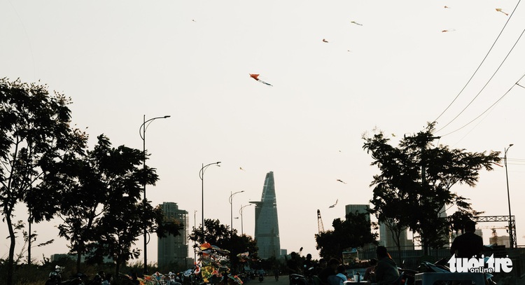Mask-clad Saigon kids enjoy kite-flying in times of COVID-19
