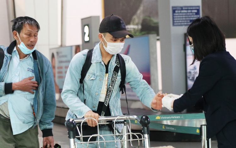 Vietnam bars entry to all foreigners, persons of Vietnamese descent holding visa exemption documents