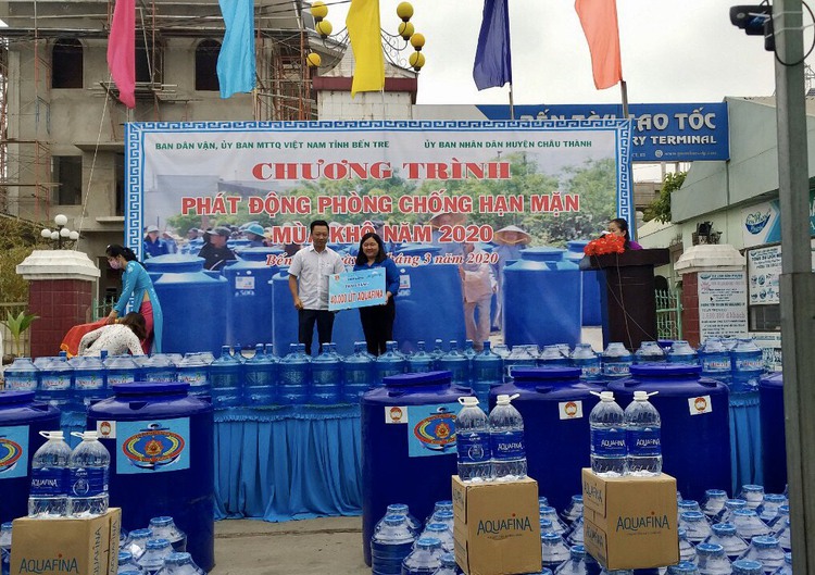 Suntory PepsiCo Vietnam donates 40,000 liters of bottled water to drought-struck Mekong Delta province