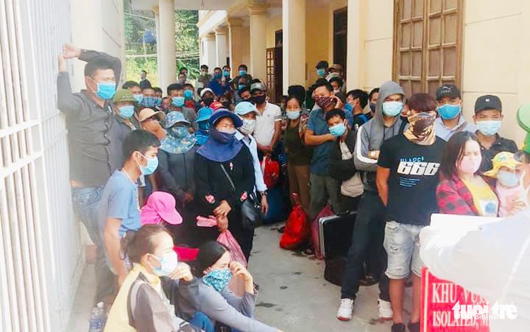 Hundreds of Vietnamese return from Laos via north-central border gate