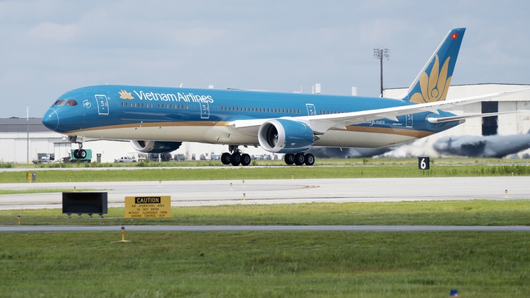 Vietnamese tycoon sponsors charter flight to bring compatriots home from Ukraine