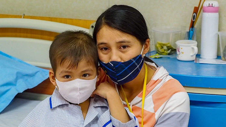American teacher donates blood amid coronavirus-caused scarcity in Vietnam