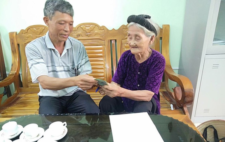 Octogenarian who rejected poverty status donates life’s savings to Vietnam’s COVID-19 cause