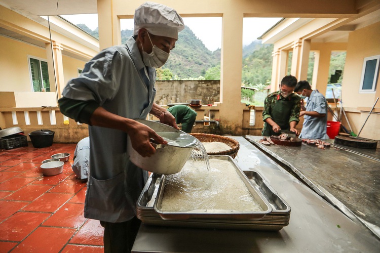 The Vietnamese military men keeping quarantined people well-fed and bouncing