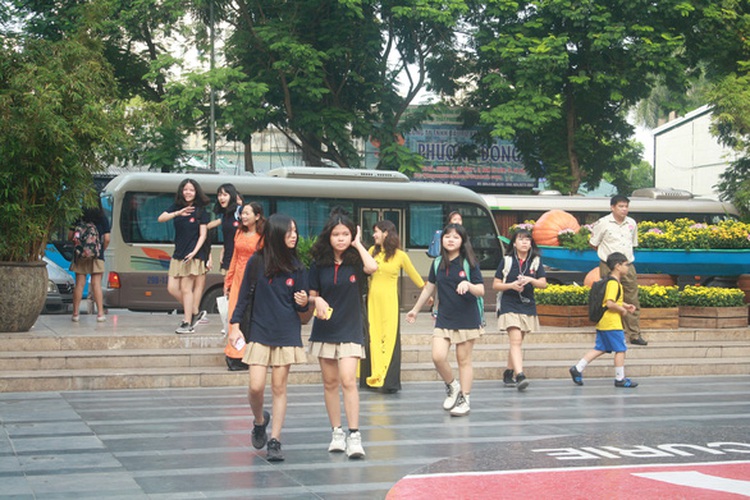 Hanoi’s 40,000 non-public school staff suffer pay cut due to COVID-19