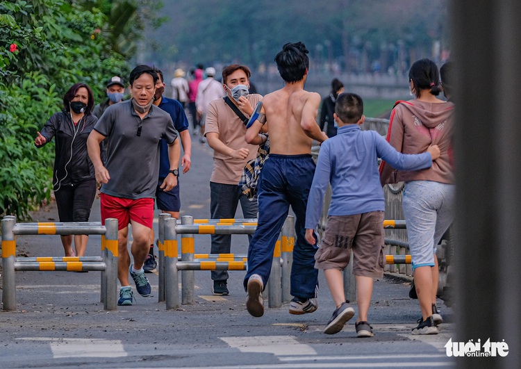 Hanoians stick to outdoor workout routine despite park closures during social distancing