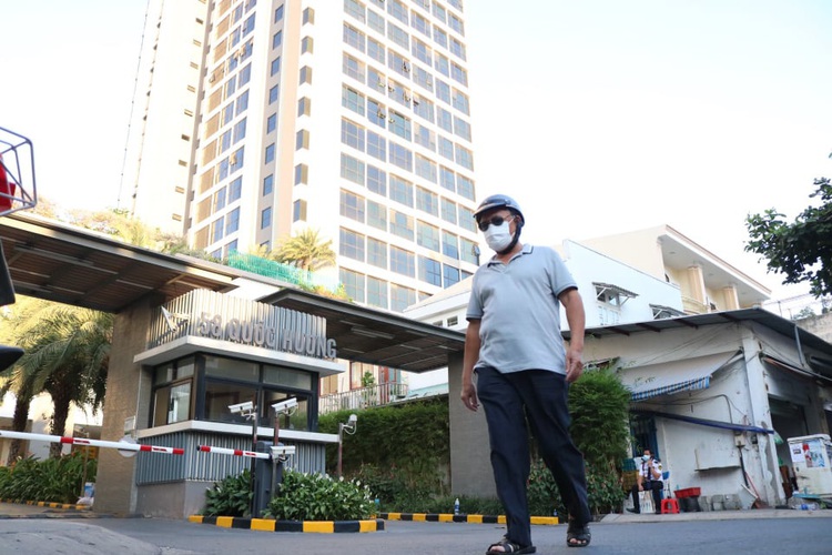 Doctors going all out to save British pilot sickened by COVID-19 in Saigon