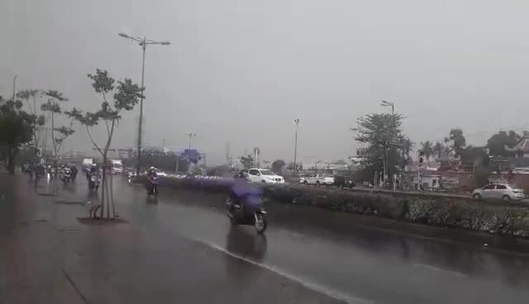 Downpour relieves weeks-long heat in Ho Chi Minh City