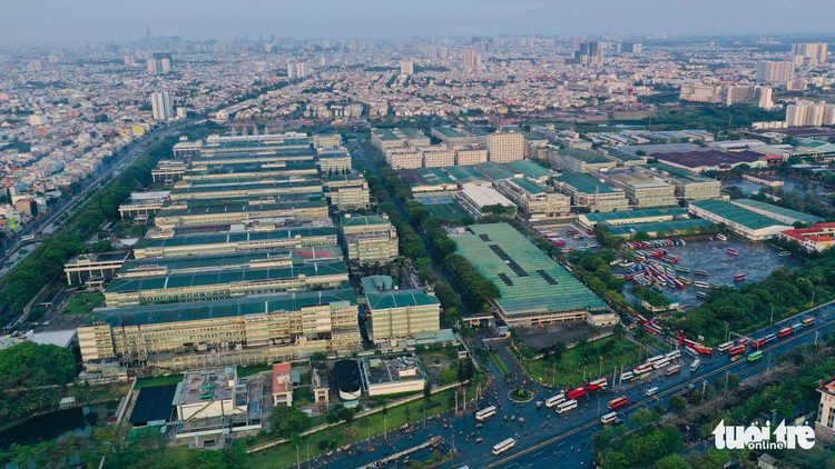 Ho Chi Minh City to suspend company with 70,000 workers to staunch COVID-19