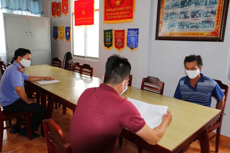 In Vietnam, man arrested for punching policeman who asked him to wear face mask