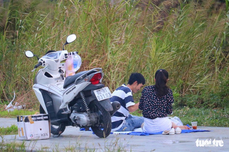 Saigonese flout social distancing rules to go kite flying