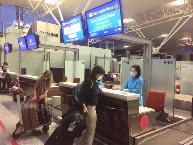 Vietnam flies 50 Italians, tons of medical supplies to Italy